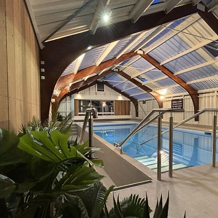 Tasman Holiday Parks - ไครสต์เชิร์ช ภายนอก รูปภาพ The swimming pool at the new school
