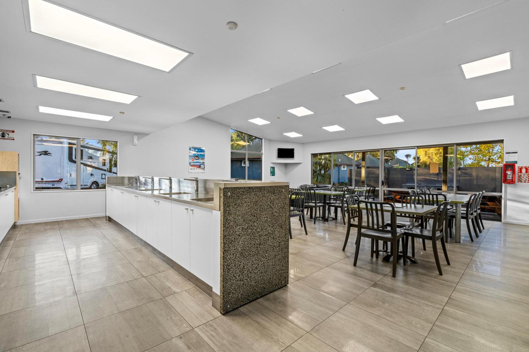Tasman Holiday Parks - ไครสต์เชิร์ช ภายนอก รูปภาพ The dining room at the school
