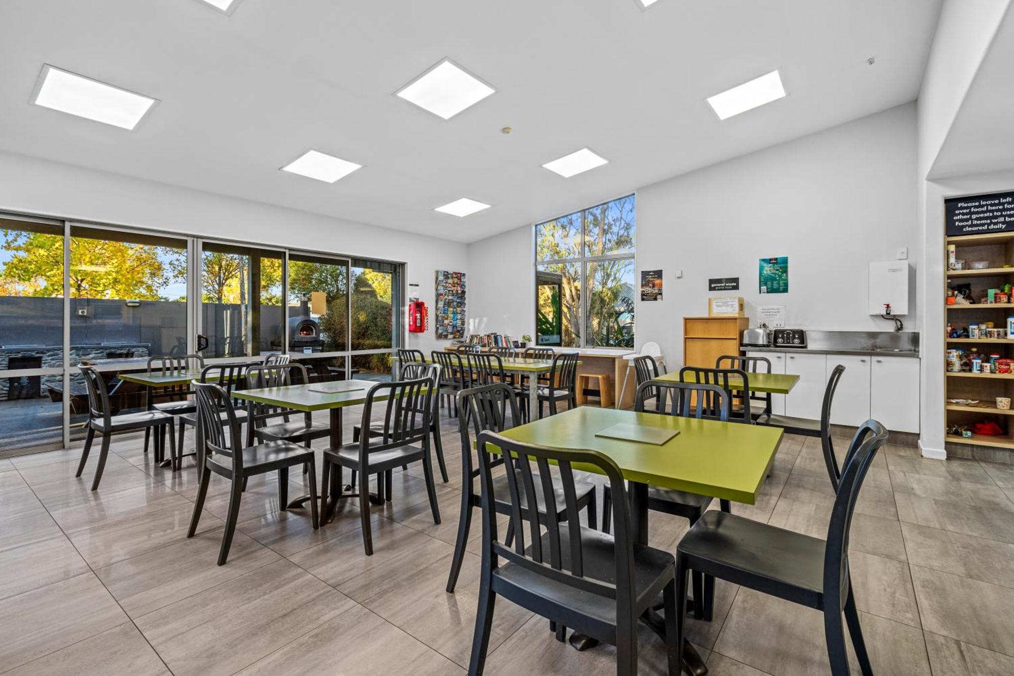 Tasman Holiday Parks - ไครสต์เชิร์ช ภายนอก รูปภาพ The dining room at the hostel