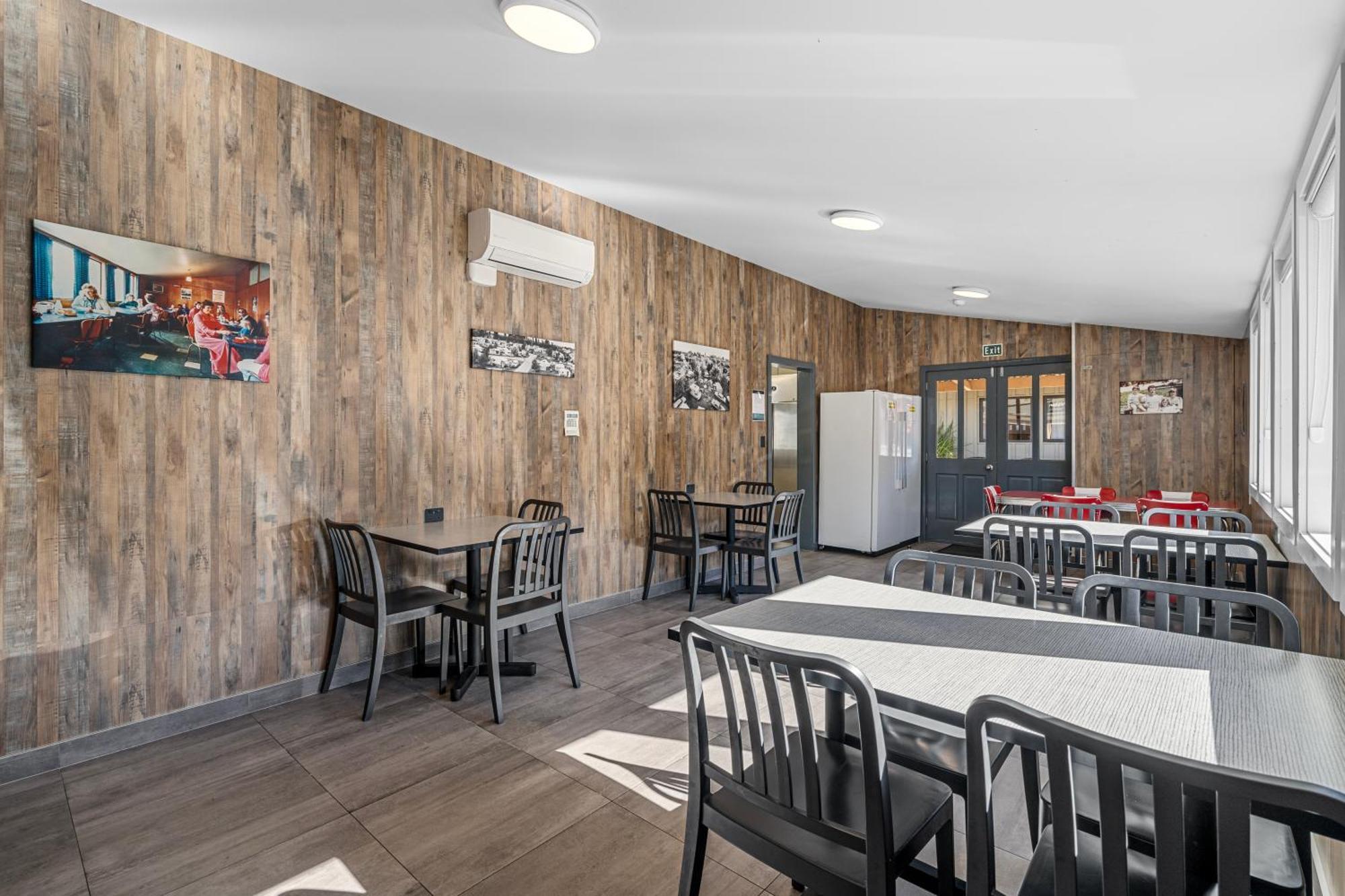 Tasman Holiday Parks - ไครสต์เชิร์ช ภายนอก รูปภาพ The dining room at the hostel