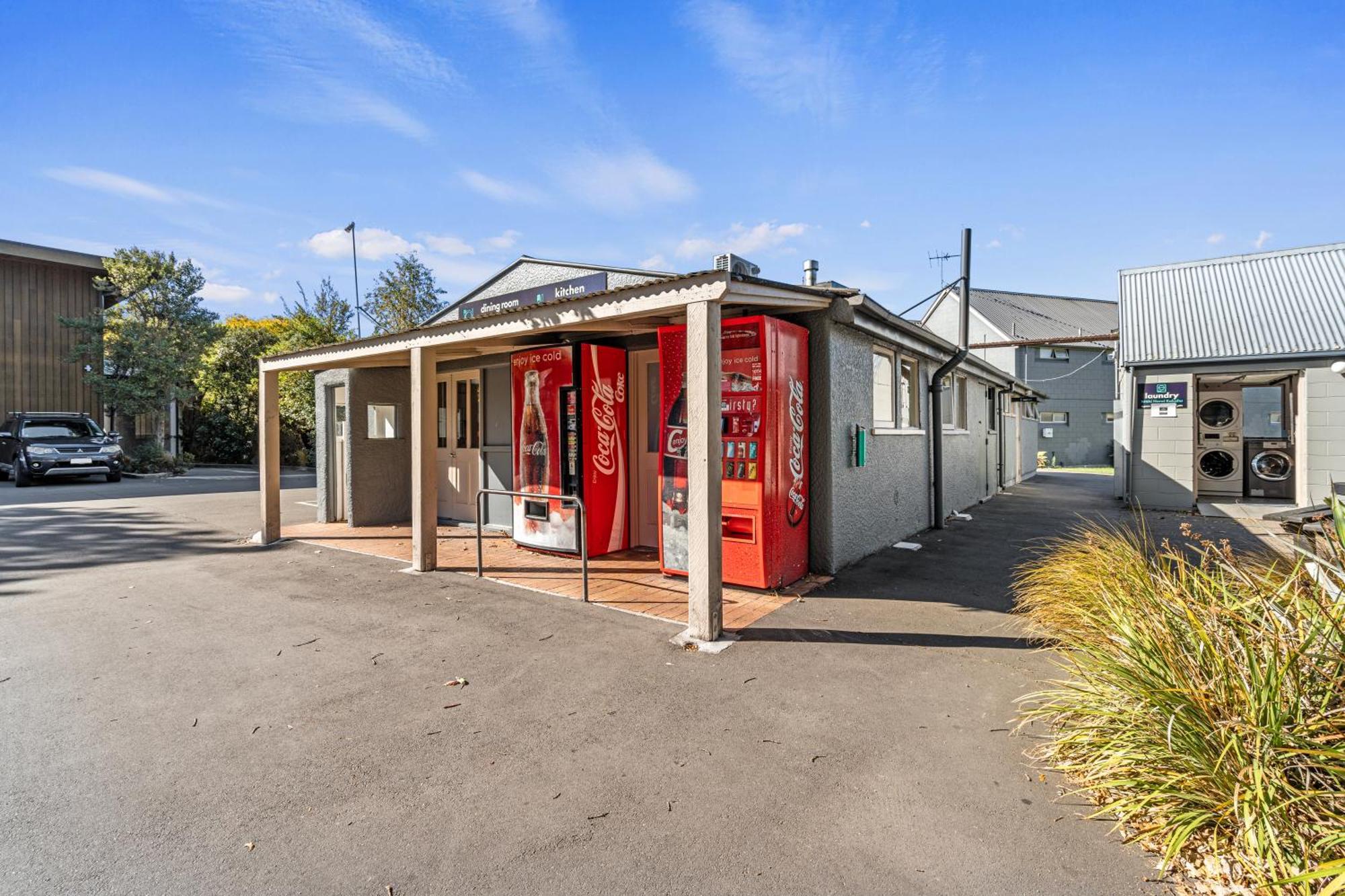 Tasman Holiday Parks - ไครสต์เชิร์ช ภายนอก รูปภาพ The original 1950s vending building
