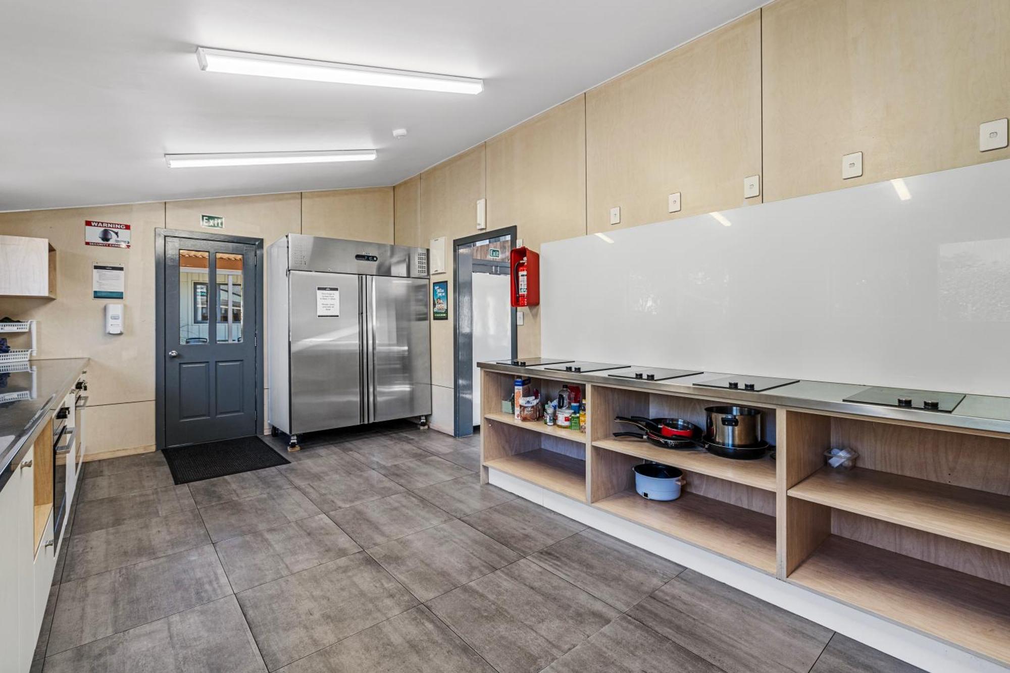 Tasman Holiday Parks - ไครสต์เชิร์ช ภายนอก รูปภาพ The kitchen at the station
