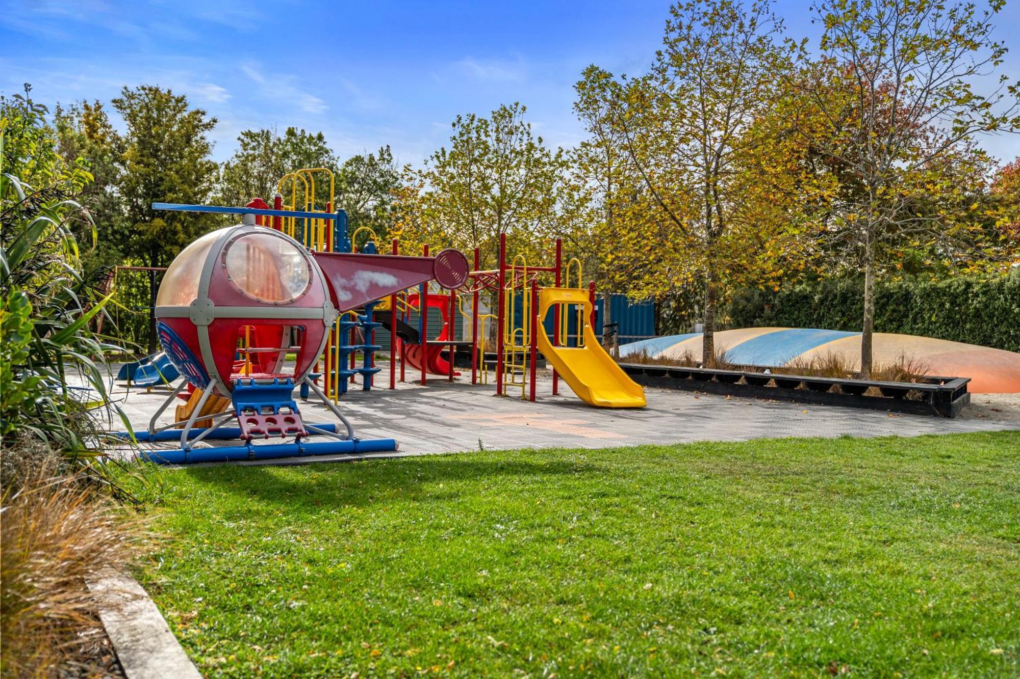 Tasman Holiday Parks - ไครสต์เชิร์ช ภายนอก รูปภาพ Playground at the park