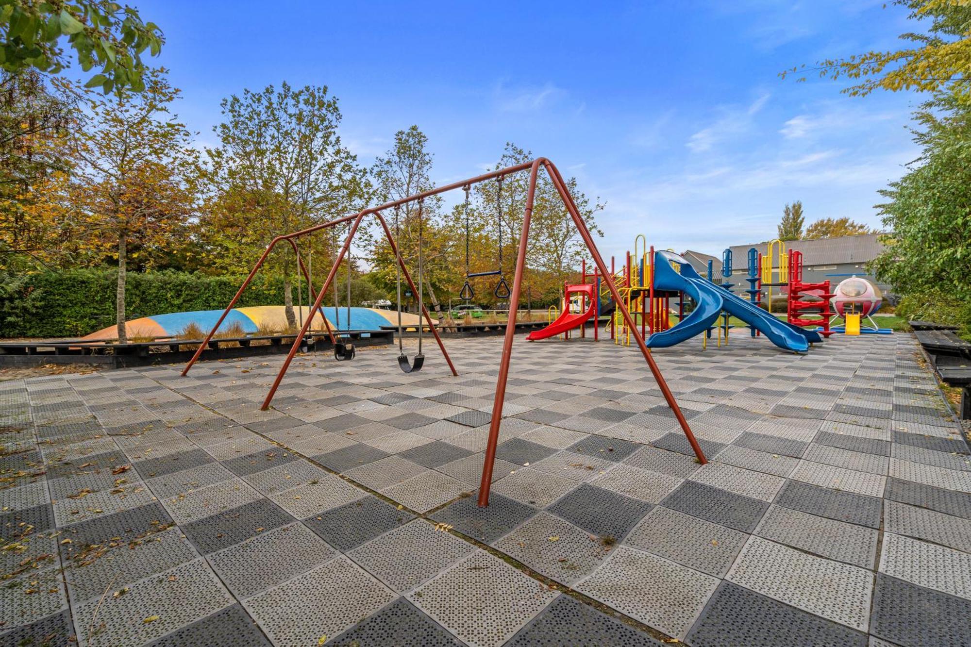 Tasman Holiday Parks - ไครสต์เชิร์ช ภายนอก รูปภาพ Playground in the village
