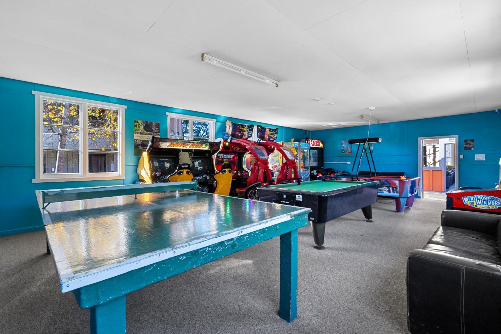Tasman Holiday Parks - ไครสต์เชิร์ช ภายนอก รูปภาพ The games room at the centre