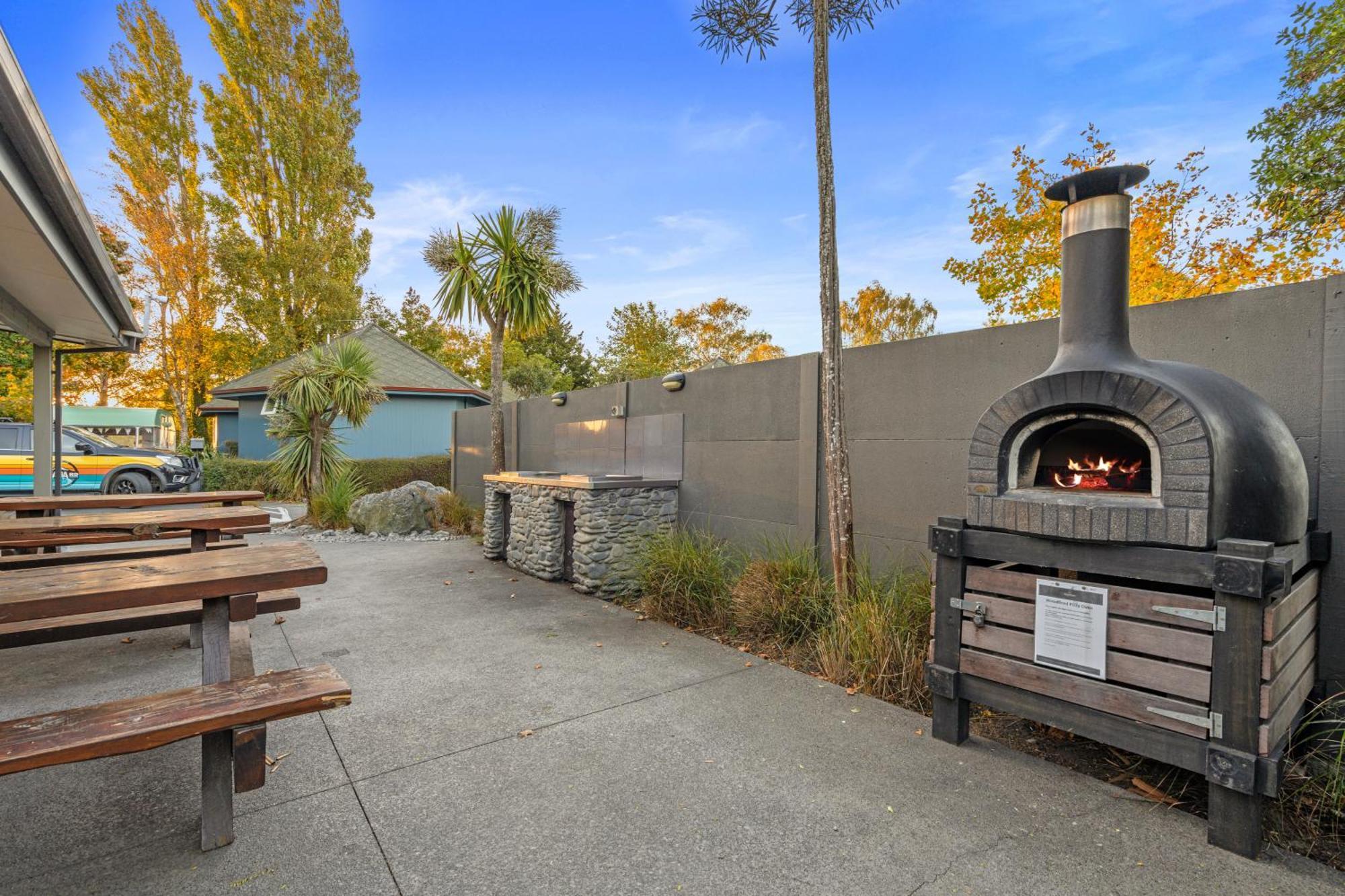 Tasman Holiday Parks - ไครสต์เชิร์ช ภายนอก รูปภาพ The outdoor pizza oven at the Village