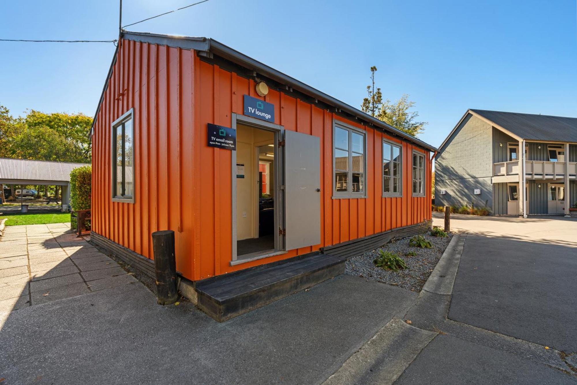 Tasman Holiday Parks - ไครสต์เชิร์ช ภายนอก รูปภาพ The station building