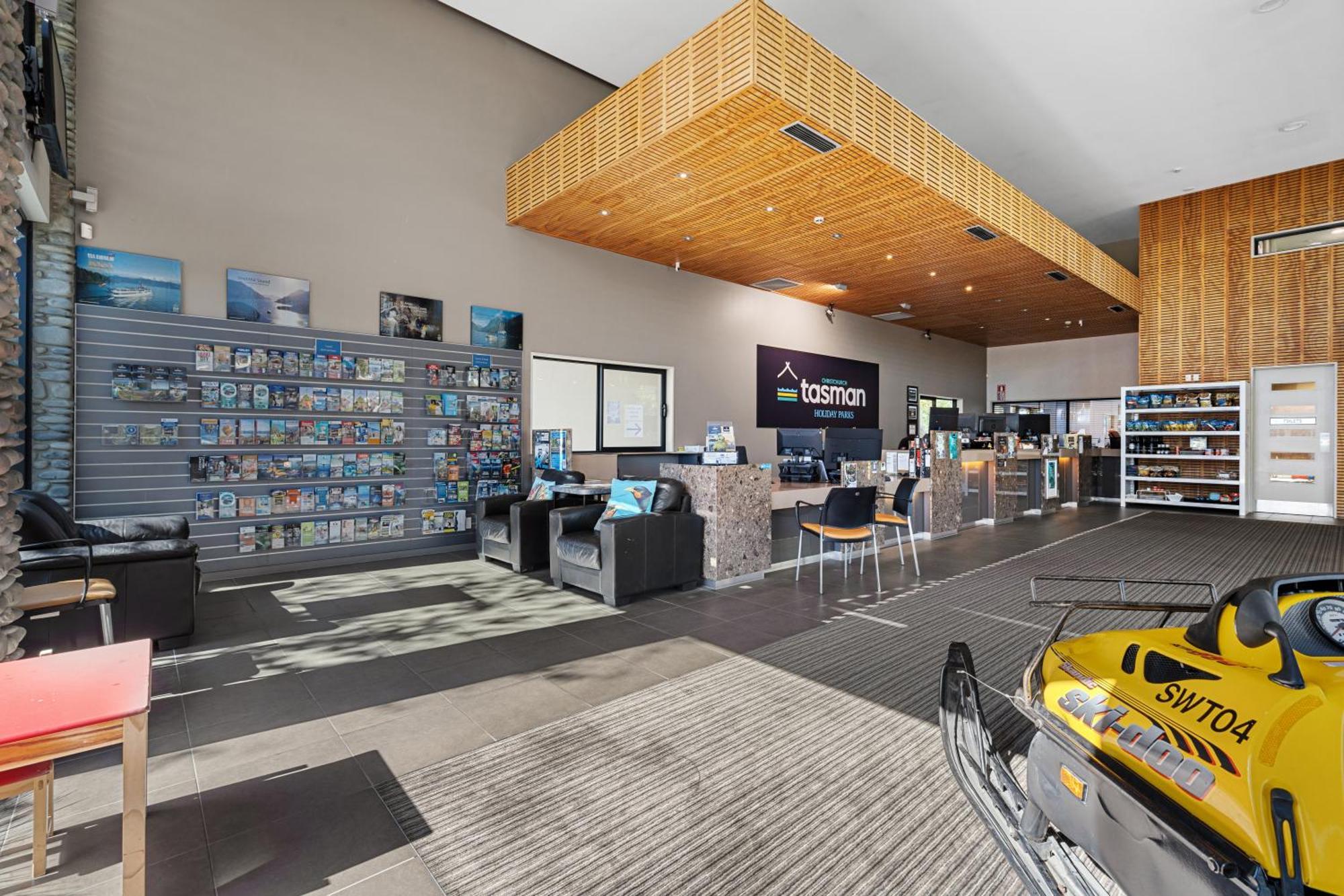 Tasman Holiday Parks - ไครสต์เชิร์ช ภายนอก รูปภาพ The reception area of the Visitor Centre