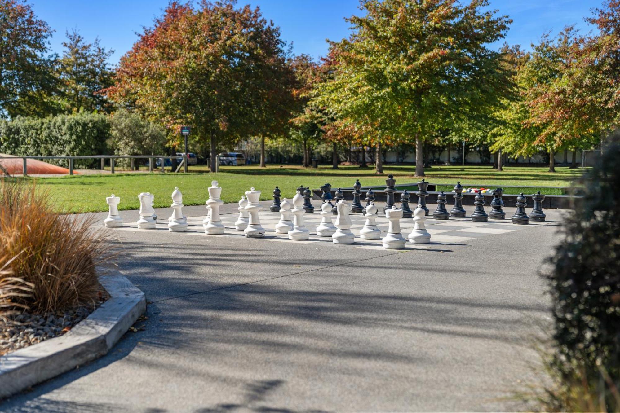 Tasman Holiday Parks - ไครสต์เชิร์ช ภายนอก รูปภาพ The giant chess set at the park