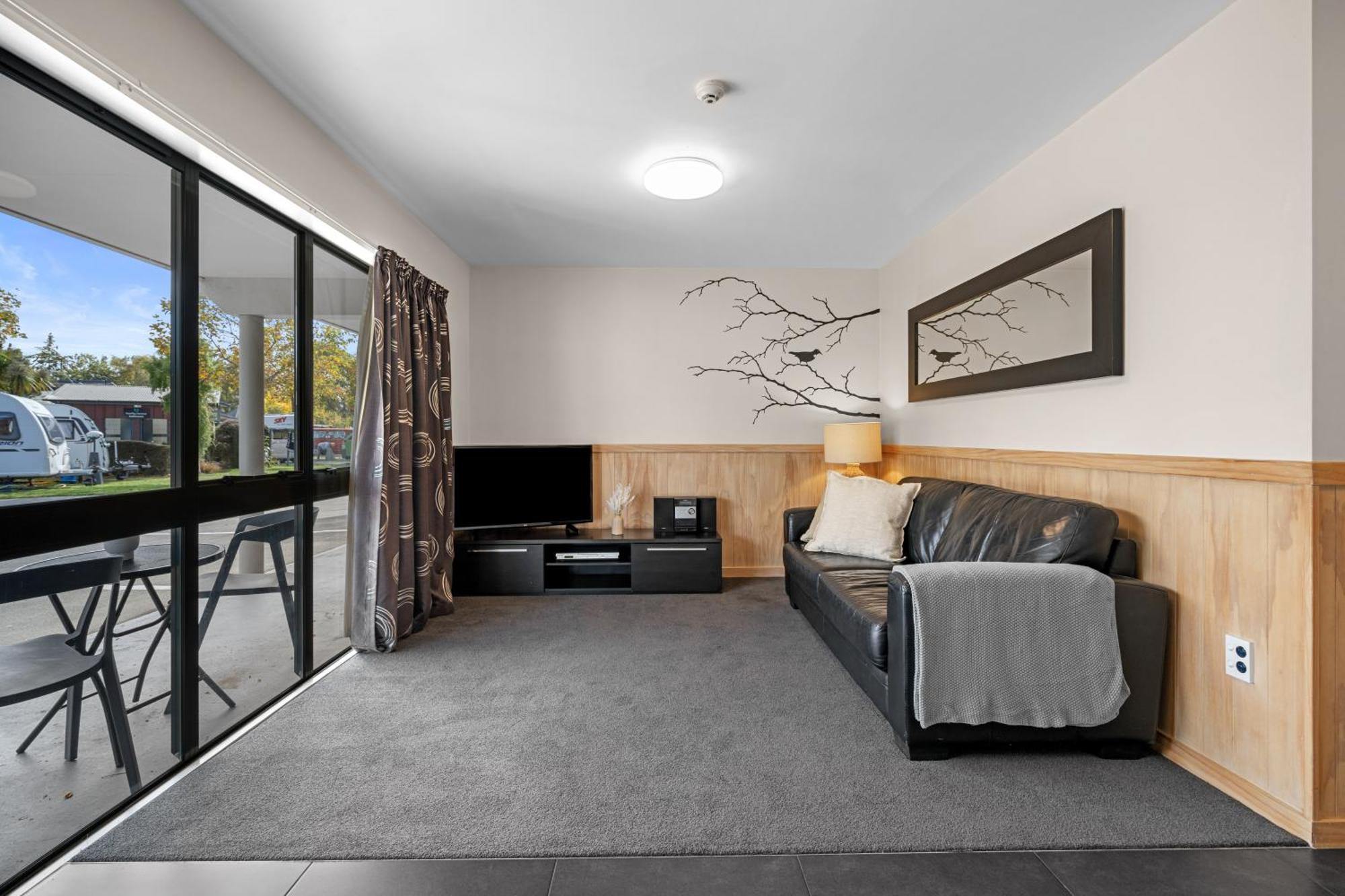 Tasman Holiday Parks - ไครสต์เชิร์ช ภายนอก รูปภาพ A living room in a typical apartment