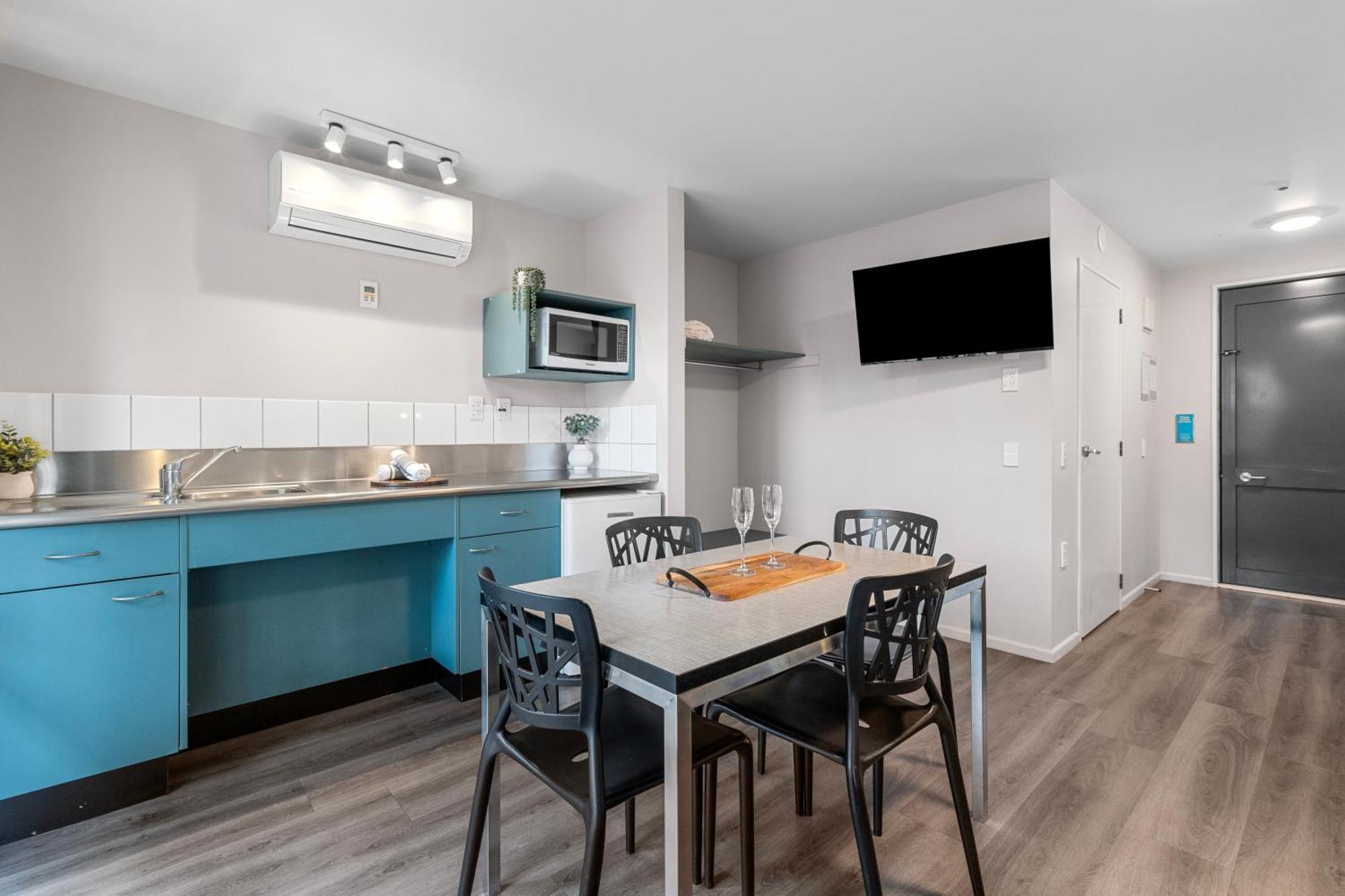 Tasman Holiday Parks - ไครสต์เชิร์ช ภายนอก รูปภาพ The kitchen and dining area of a typical apartment