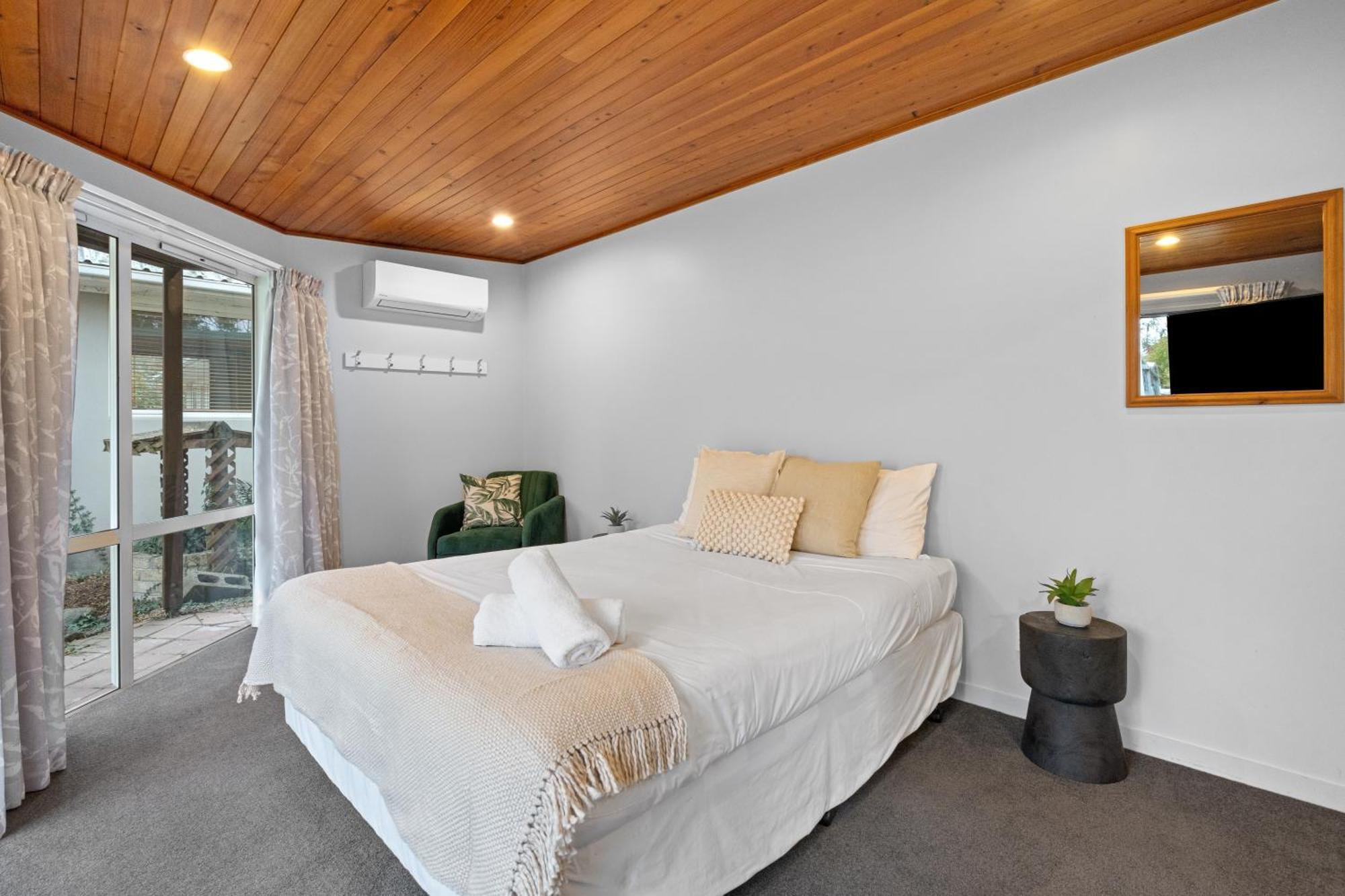 Tasman Holiday Parks - ไครสต์เชิร์ช ภายนอก รูปภาพ A bedroom with a split-system air conditioner