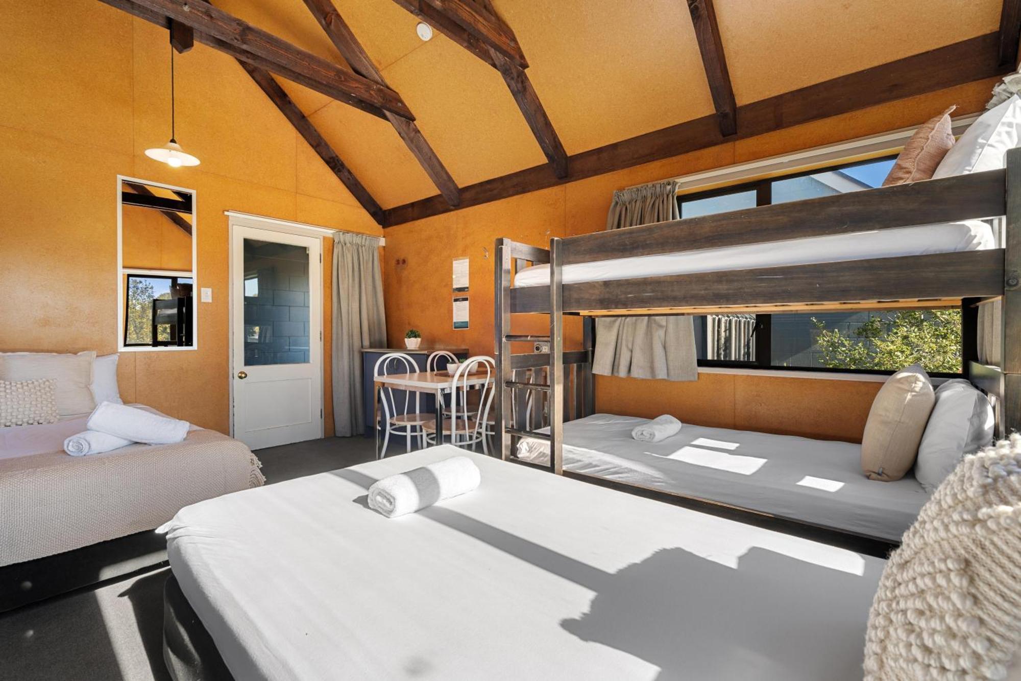 Tasman Holiday Parks - ไครสต์เชิร์ช ภายนอก รูปภาพ A typical interior of a bach