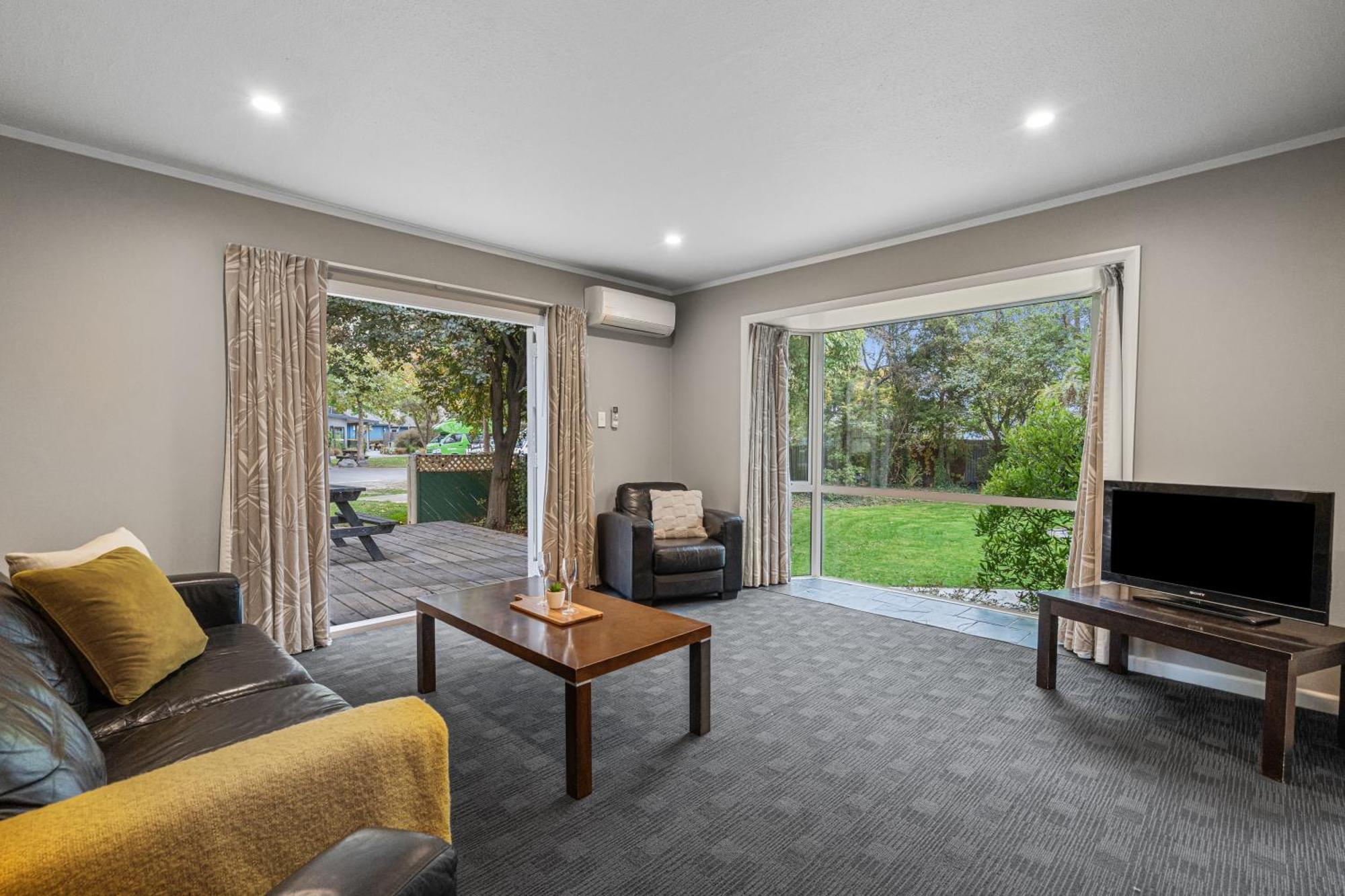 Tasman Holiday Parks - ไครสต์เชิร์ช ภายนอก รูปภาพ Living room with sliding doors