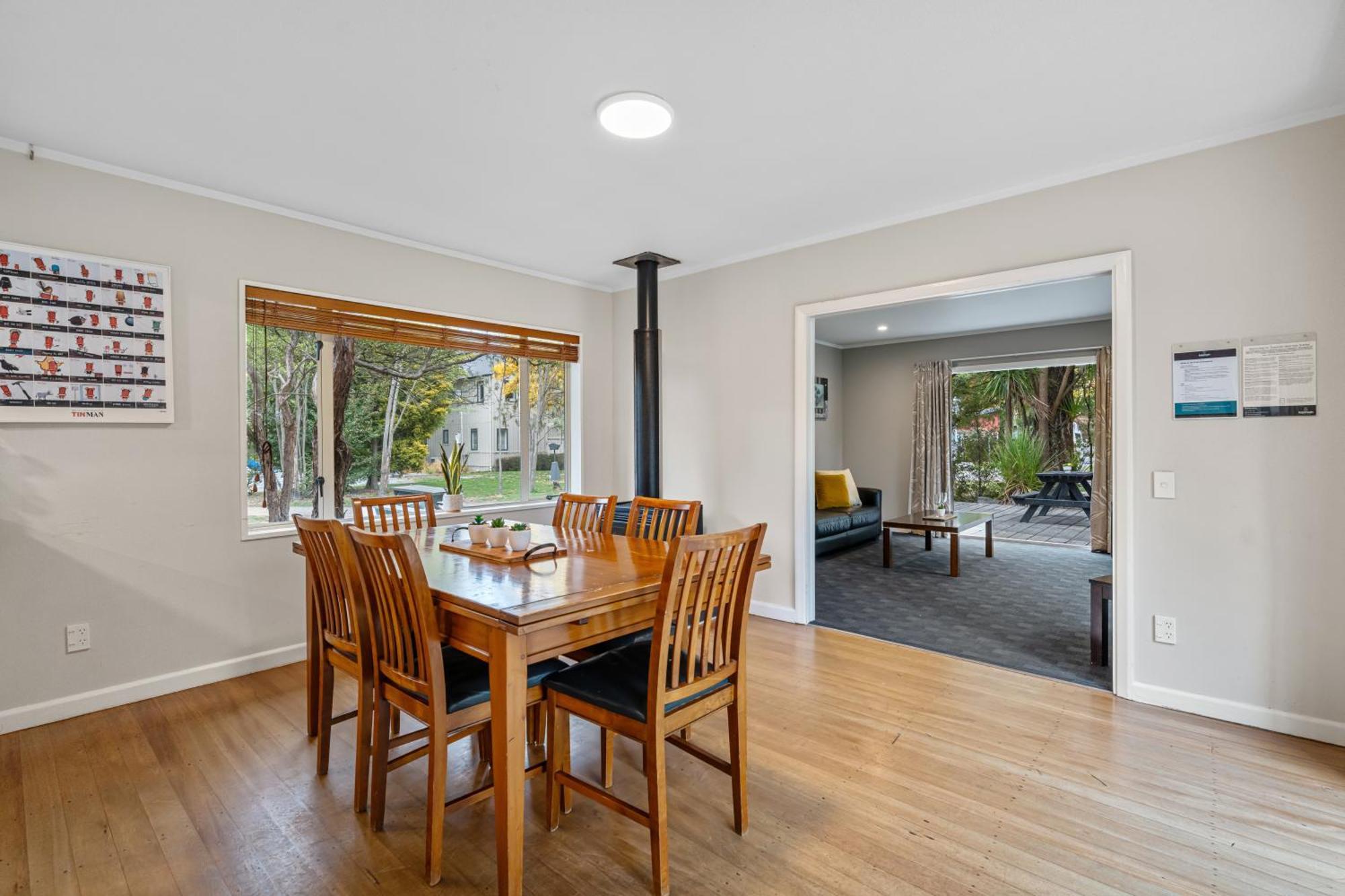 Tasman Holiday Parks - ไครสต์เชิร์ช ภายนอก รูปภาพ A dining room in a house in New Zealand