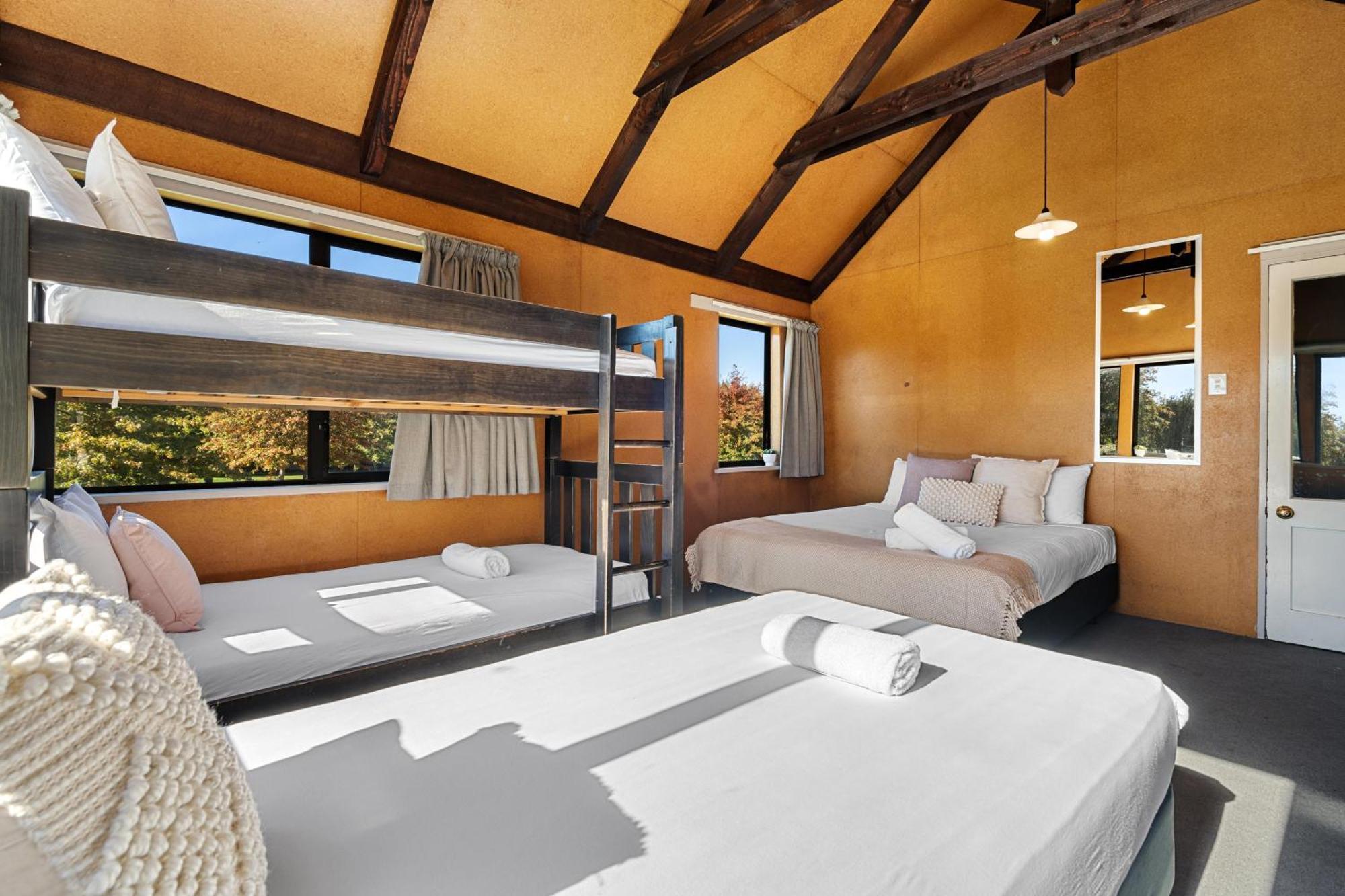 Tasman Holiday Parks - ไครสต์เชิร์ช ภายนอก รูปภาพ A room at the lodge