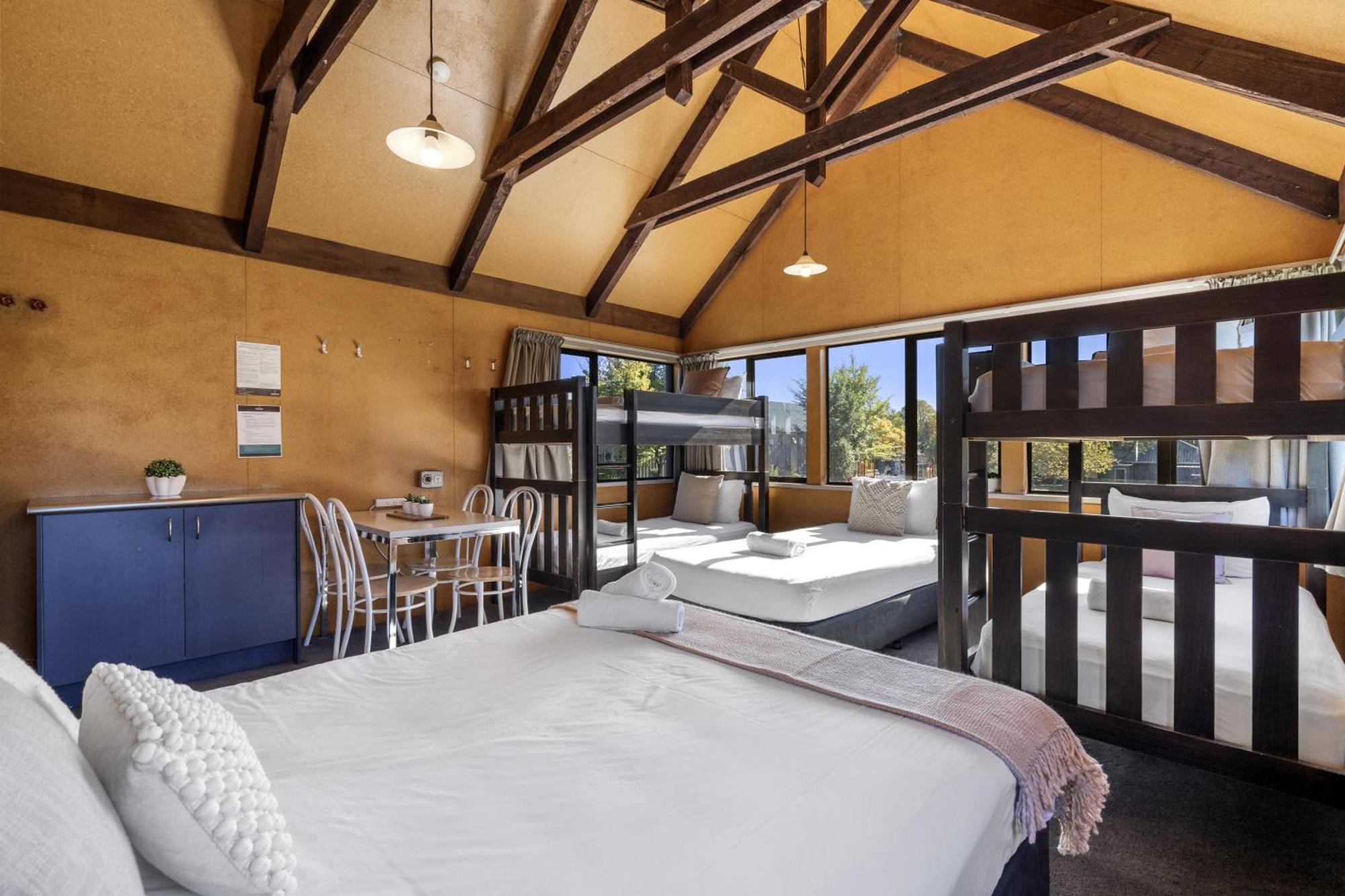 Tasman Holiday Parks - ไครสต์เชิร์ช ภายนอก รูปภาพ A typical interior of a villa