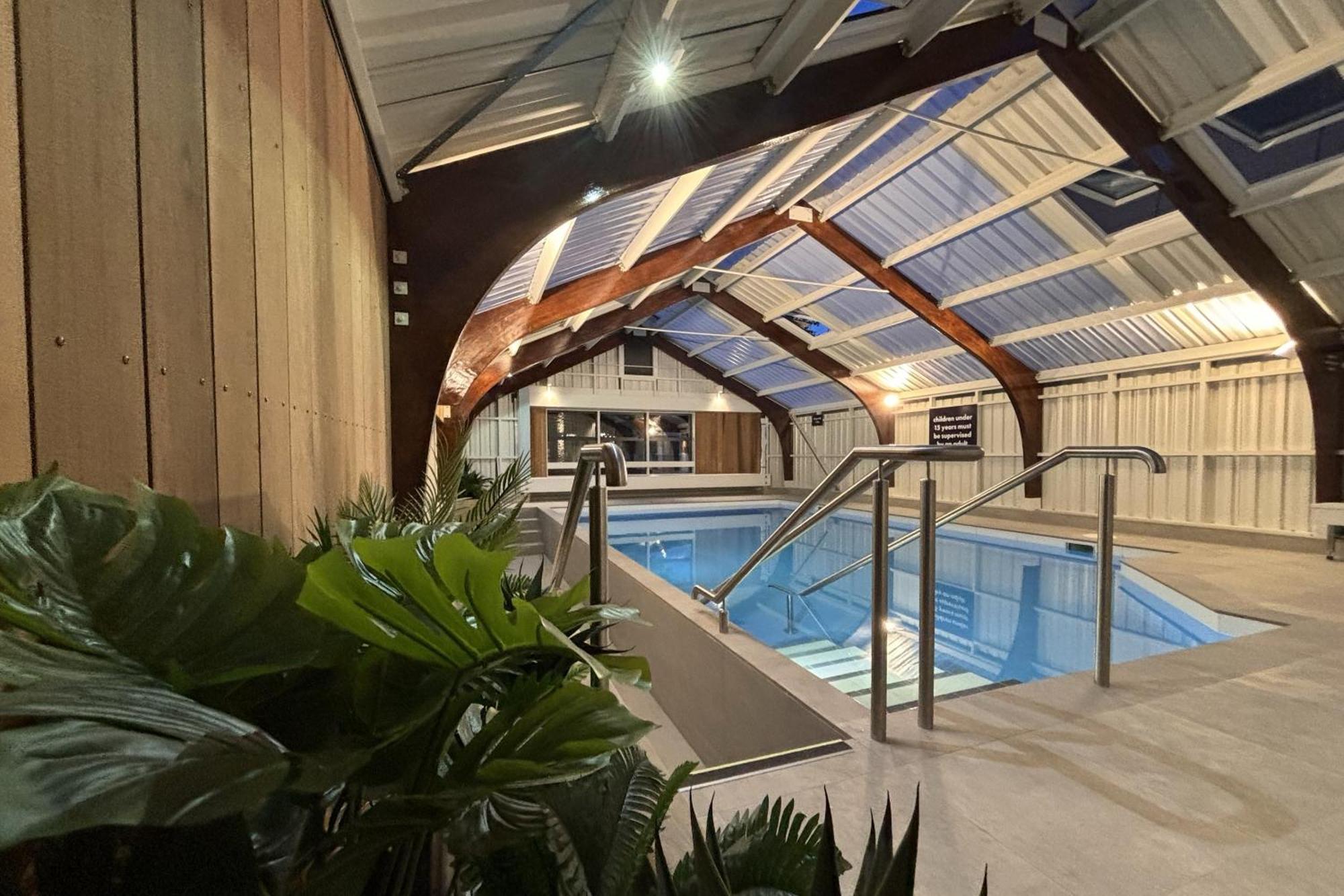 Tasman Holiday Parks - ไครสต์เชิร์ช ภายนอก รูปภาพ The swimming pool at the new school