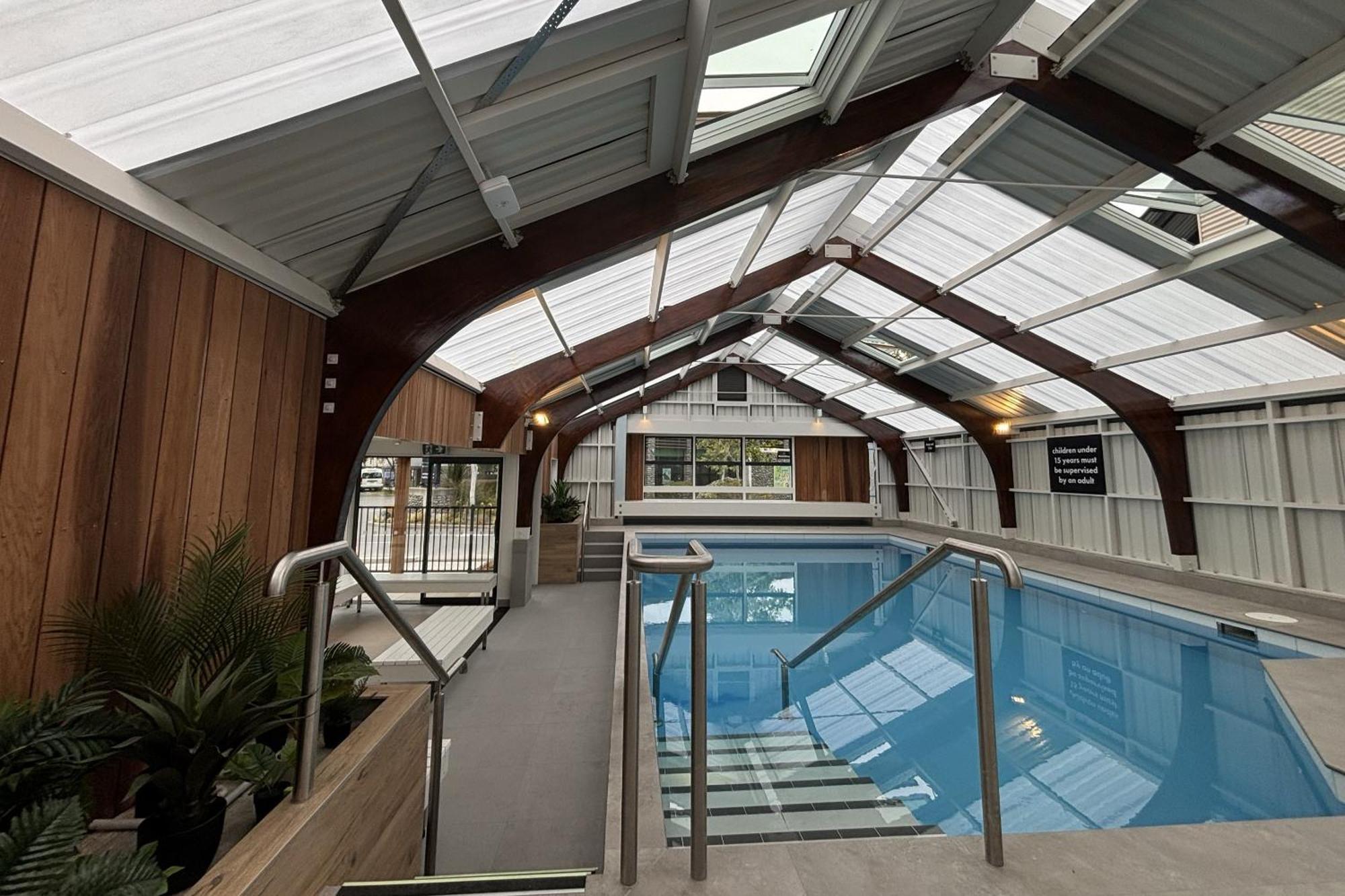 Tasman Holiday Parks - ไครสต์เชิร์ช ภายนอก รูปภาพ The swimming pool at the National Sports Centre
